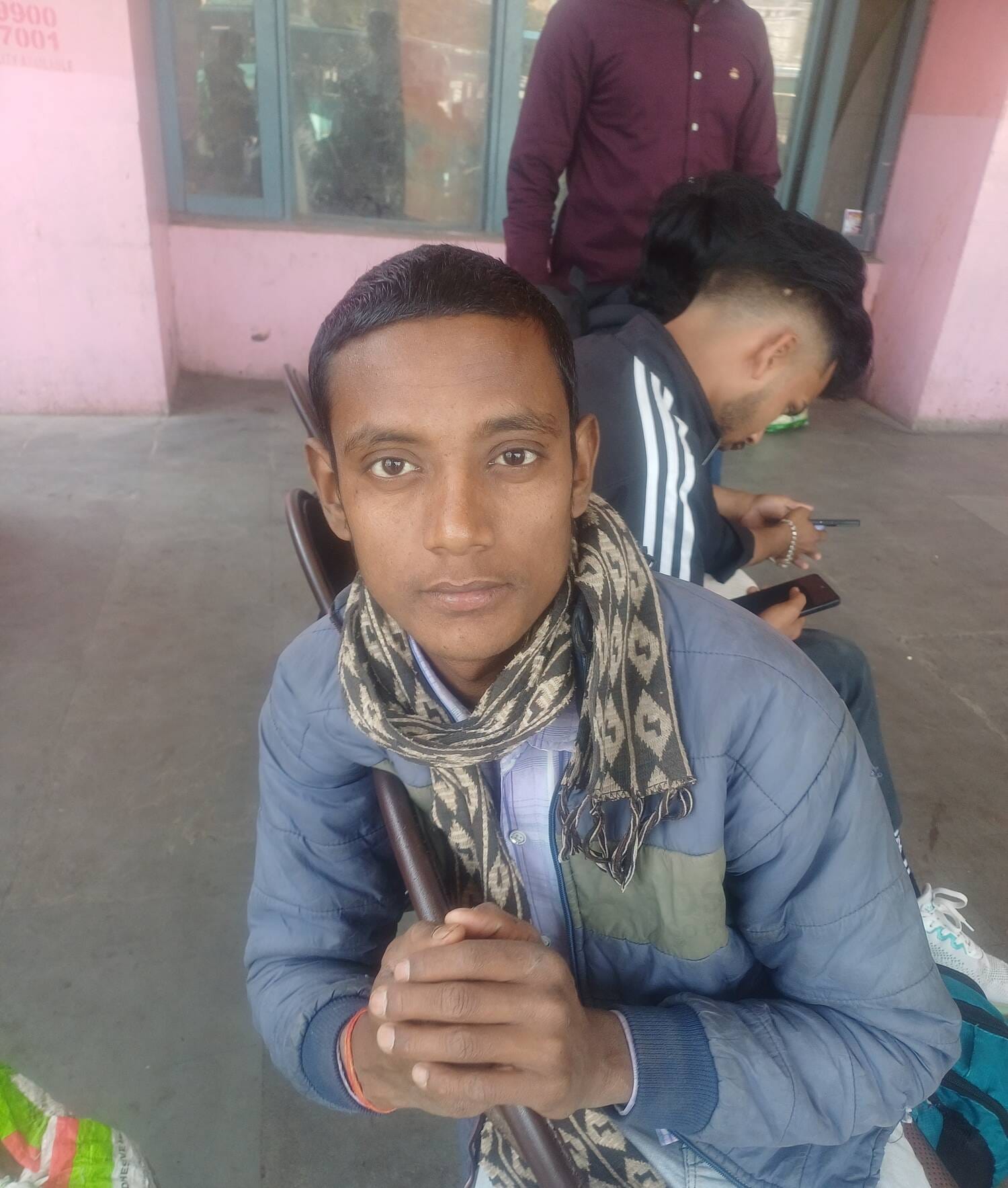 अंबाला छावनी बस अड्डे पर परेशानी होते यात्री बस की इंतजार करते हुए। संवाद