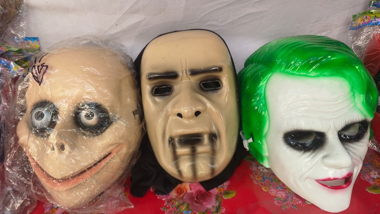 बाजार में रखे मुखौटे। संवाद बाजार में रखे मुखौटे। संवाद