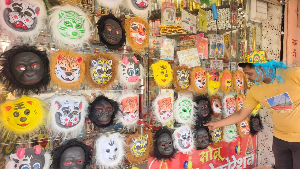 बाजार में रखे मुखौटे। संवाद बाजार में रखे मुखौटे। संवाद