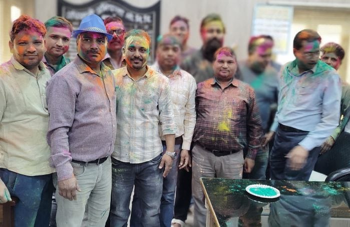 ब्लाक म्याऊं में होली के रंग में रंगे अधिकारी कर्मचारी। संवाद ब्लाक म्याऊं में होली के रंग में रंगे अधिकारी कर्मचारी। संवाद