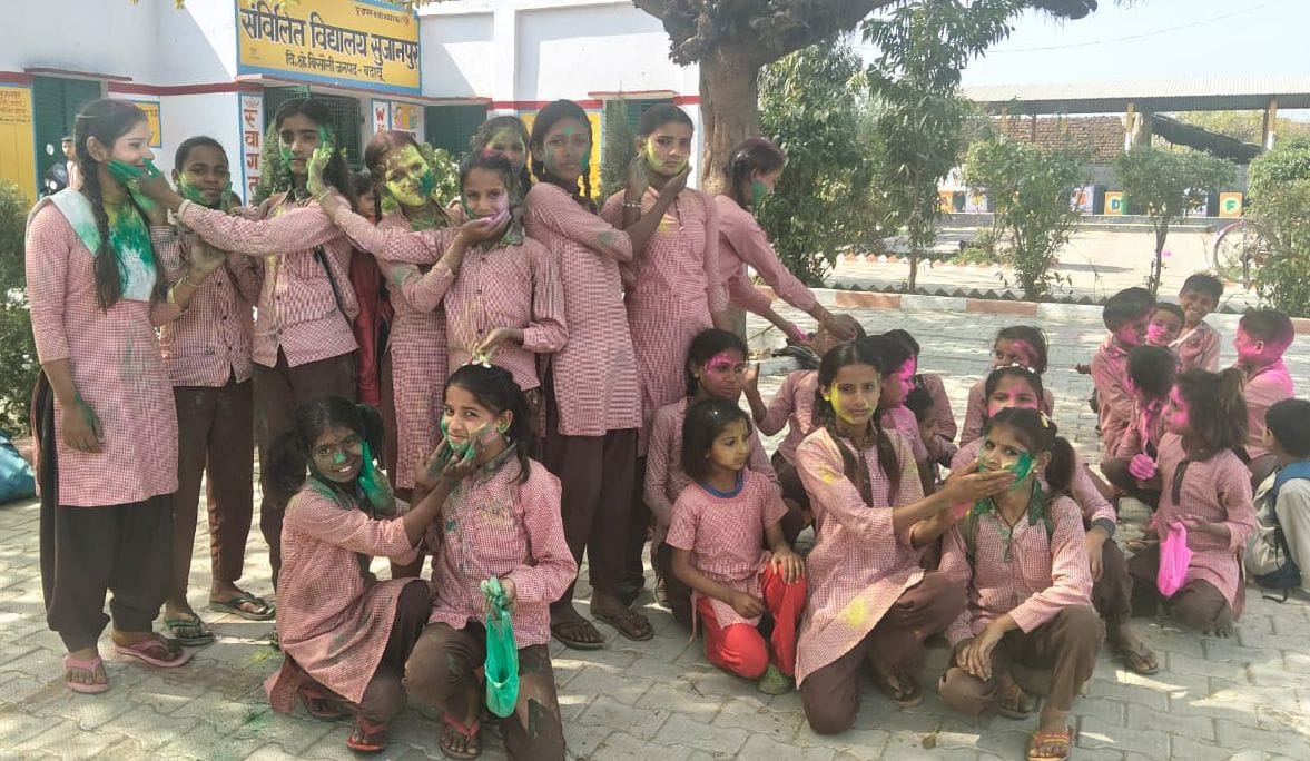 ब्लाक म्याऊं में होली के रंग में रंगे अधिकारी कर्मचारी। संवाद ब्लाक म्याऊं में होली के रंग में रंगे अधिकारी कर्मचारी। संवाद