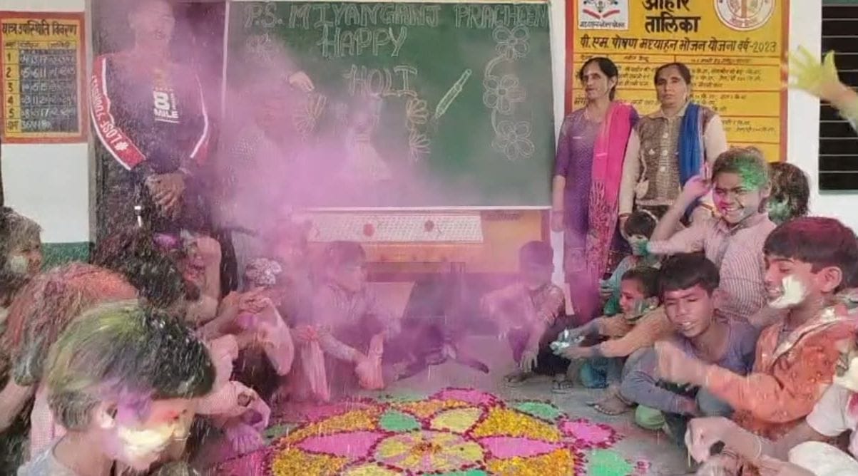 ब्लाक म्याऊं में होली के रंग में रंगे अधिकारी कर्मचारी। संवाद ब्लाक म्याऊं में होली के रंग में रंगे अधिकारी कर्मचारी। संवाद