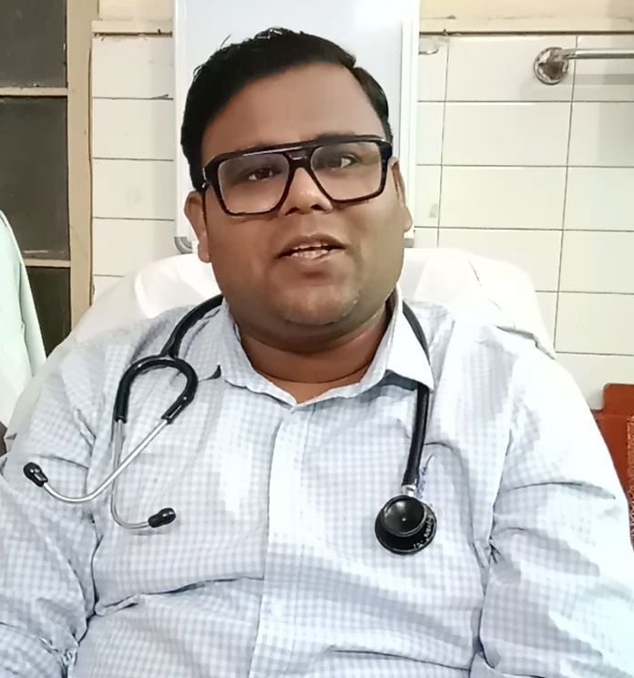 बिनावर क्षेत्र के बिधौलिया गांव में पनीर का नमूना भरती एफएसडीए की टीम। स्रोत- विभाग बिनावर क्षेत्र के बिधौलिया गांव में पनीर का नमूना भरती एफएसडीए की टीम। स्रोत- विभाग