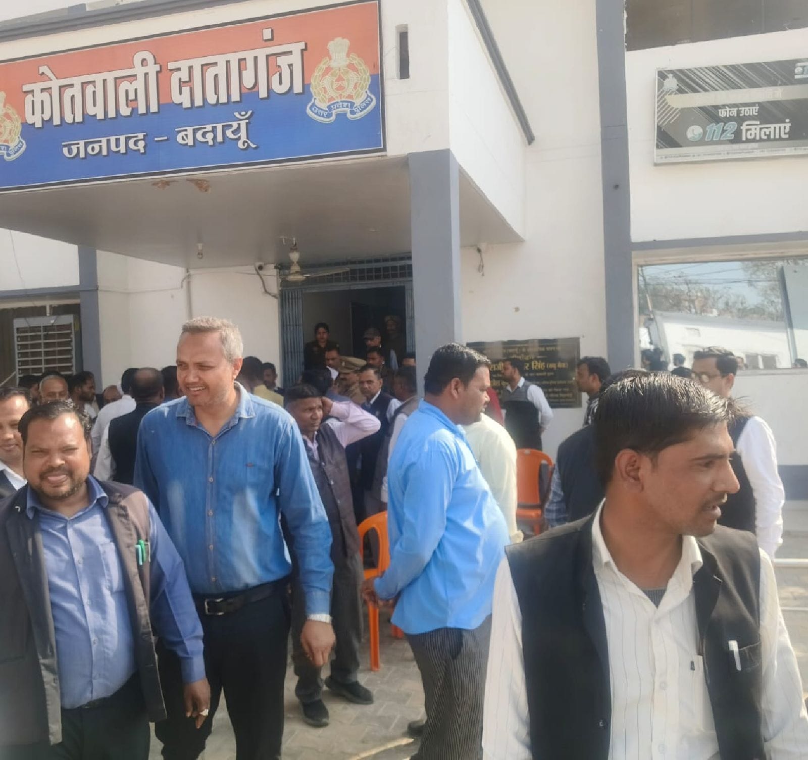 बार एसोशिएशन के अधिवक्ता नारेवाजी करते हुए। संवाद