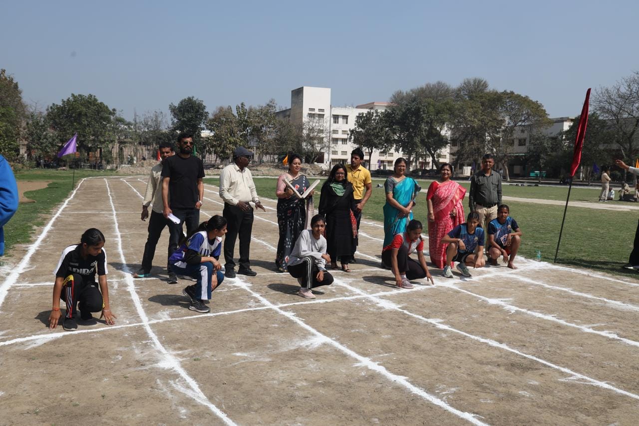 एथलेटिक दौड़ शुरू करने के लिए तैयार  होते छात्र
