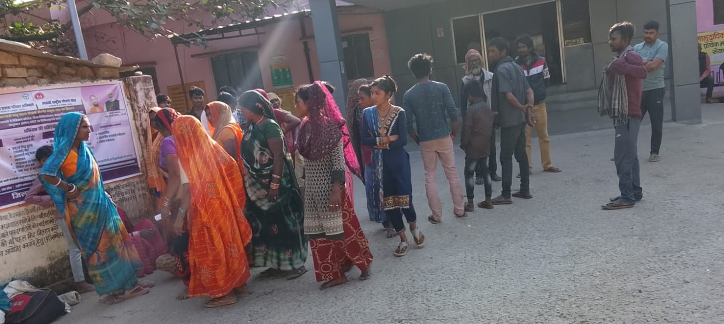 फोटो-01 सीकेटीपी 17 घटना के बाद मानिकपुर के बाहर एकत्रित ग्रामीण। संवाद फोटो-01 सीकेटीपी 17 घटना के बाद मानिकपुर के बाहर एकत्रित ग्रामीण। संवाद