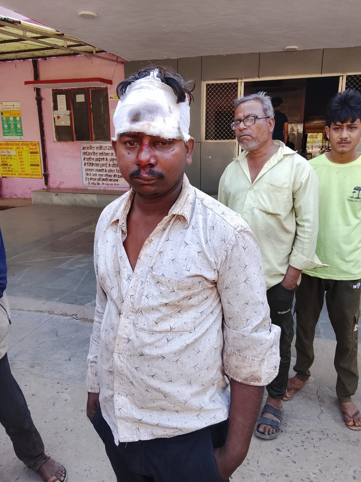 फोटो-01 सीकेटीपी 17 घटना के बाद मानिकपुर के बाहर एकत्रित ग्रामीण। संवाद फोटो-01 सीकेटीपी 17 घटना के बाद मानिकपुर के बाहर एकत्रित ग्रामीण। संवाद
