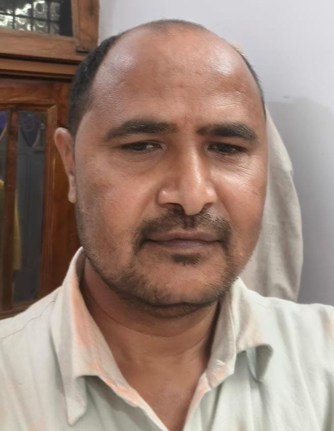 फोटो - 25 रोजगार सेवक को समझाते बीडीओ रमेश चंद्र। संवाद फोटो - 25 रोजगार सेवक को समझाते बीडीओ रमेश चंद्र। संवाद