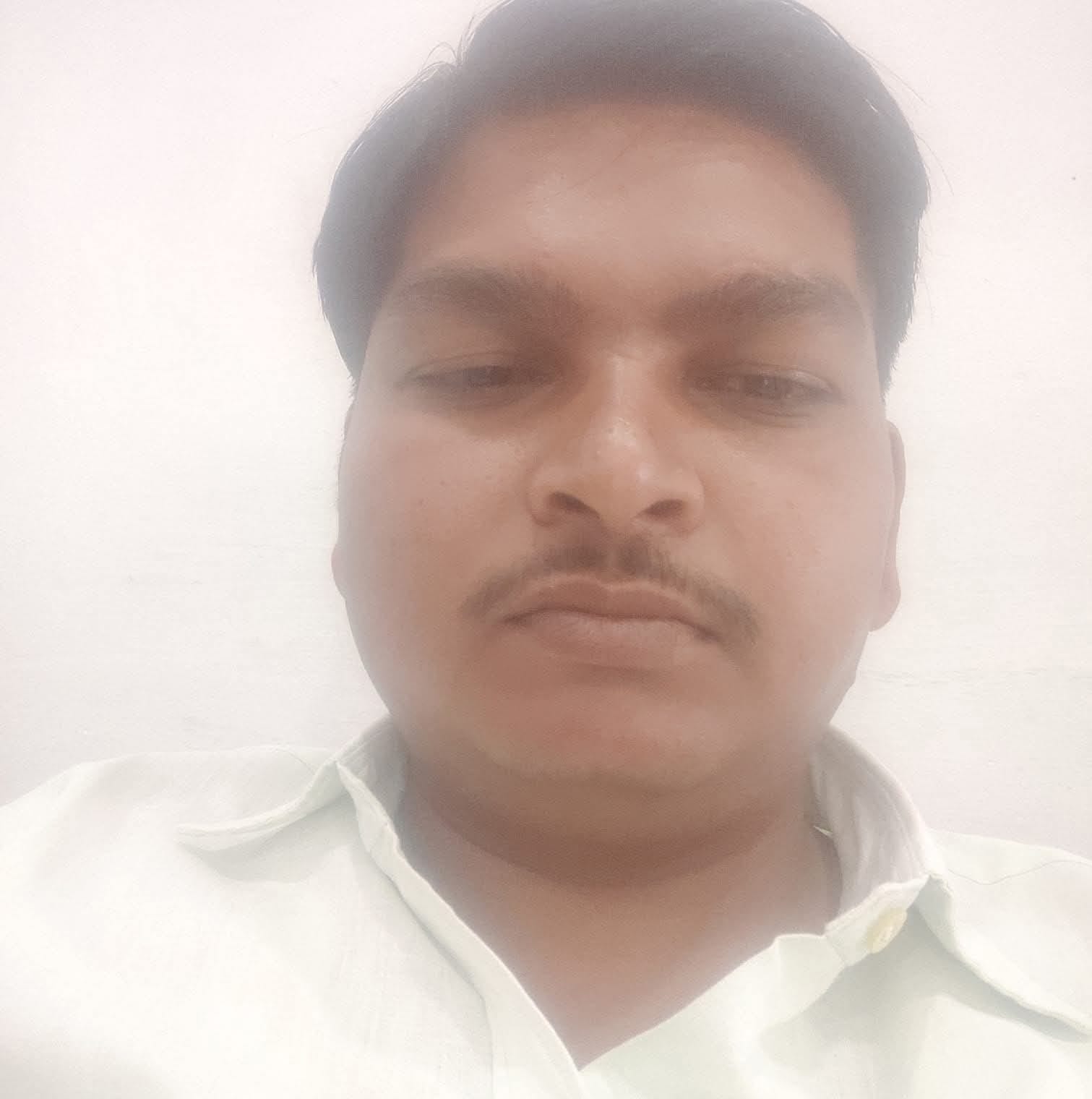 फोटो - 25 रोजगार सेवक को समझाते बीडीओ रमेश चंद्र। संवाद फोटो - 25 रोजगार सेवक को समझाते बीडीओ रमेश चंद्र। संवाद
