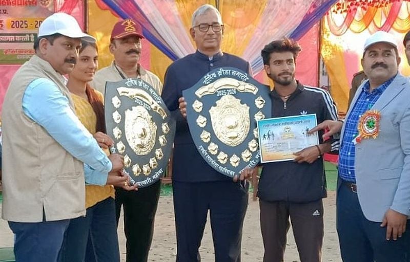 फोटो 28 एमएएचपी 25 परिचय-घाटमपुर टीम के कप्तान को उप विजेता ट्रॉफी देते मुख्य अतिथि संतोष सिंह फोटो 28 एमएएचपी 25 परिचय-घाटमपुर टीम के कप्तान को उप विजेता ट्रॉफी देते मुख्य अतिथि संतोष सिंह