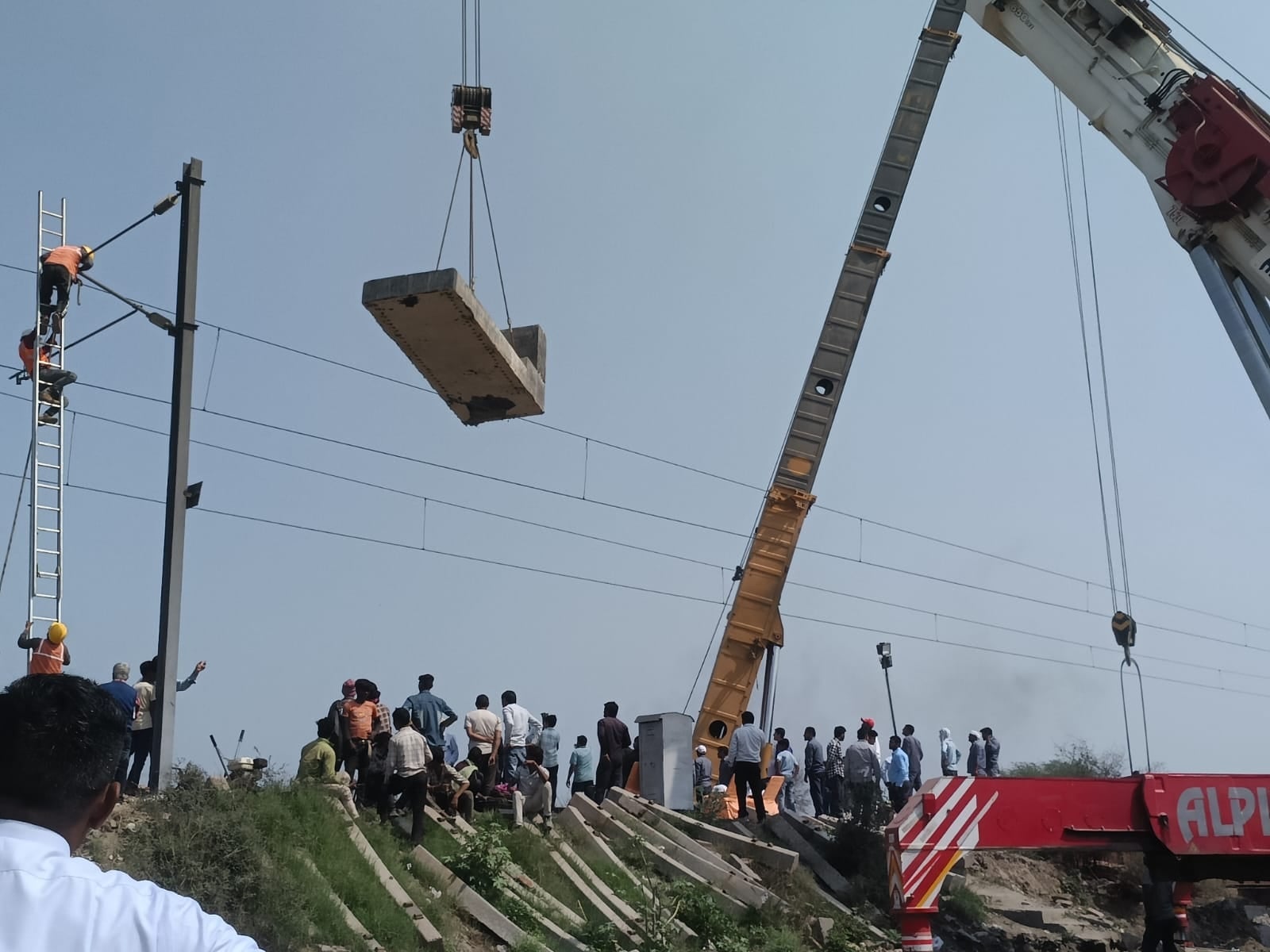 -फोटो 58 : परनाला के पास रेलवे ब्रिज पर किया जा रहा काम। संवाद