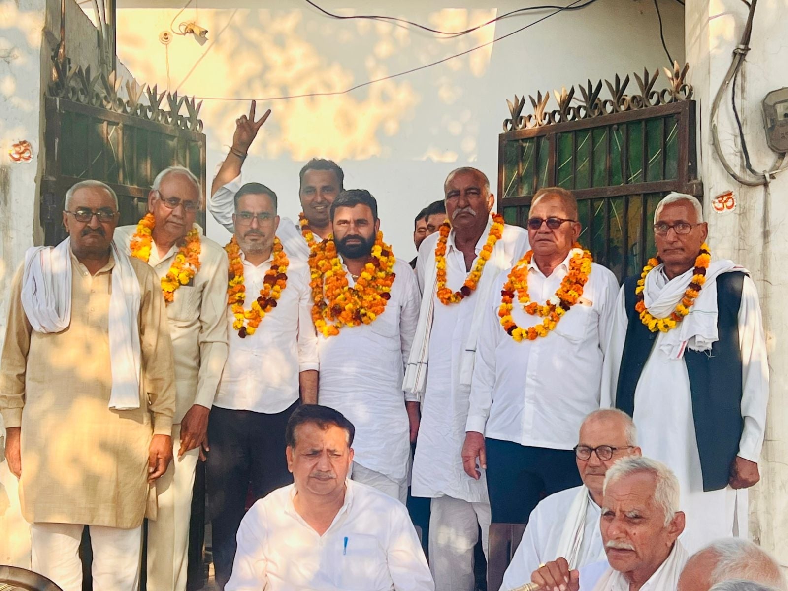 फोटो-60: बहादुरगढ़ के डीएवी स्कूल में वोट डालता एक मतदाता। संवाद