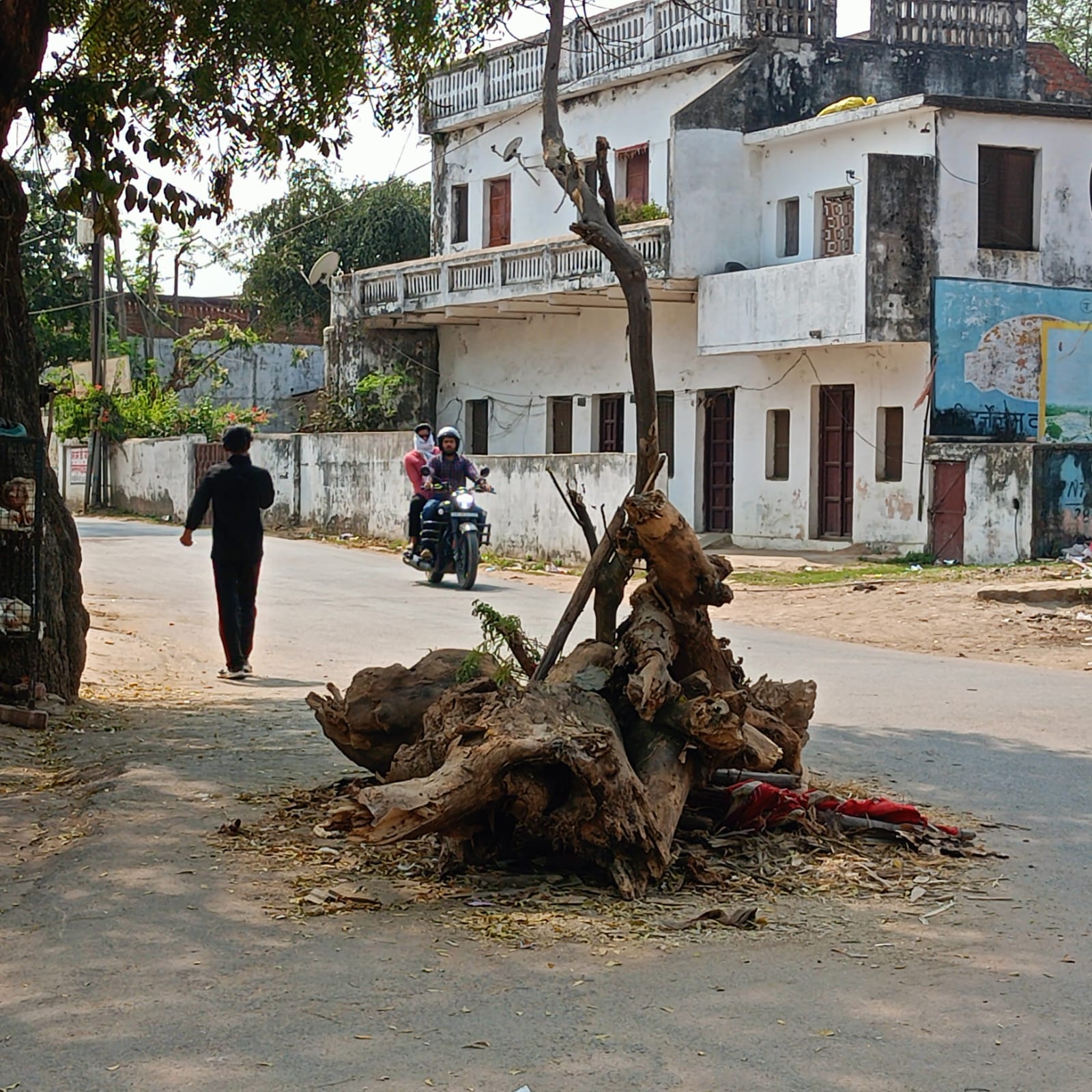 फोटो न- 01सीकेटीपी 10 हाईवे पर डाकघर के पास सड़क पर सजाई गई होलिका। संवाद