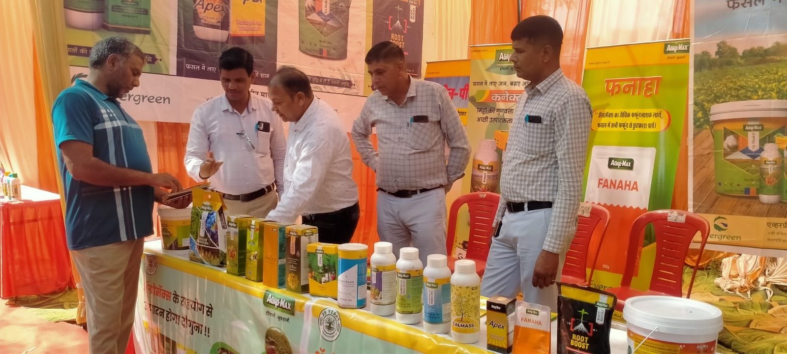 फोटो संख्या:64- किसान मेले में कृषि संबंधित यंत्रों की जानकारी  लेते किसान--- संवाद