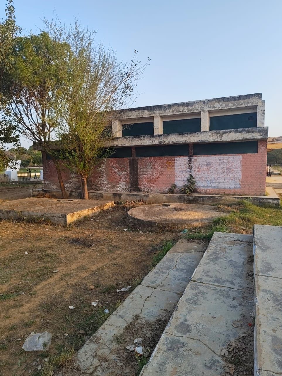 फोटो संख्या:68- राजीव गांधी खेल स्टेडियम पाली का भवन जर्जर अवस्था में--स्रोत- ग्रामीण