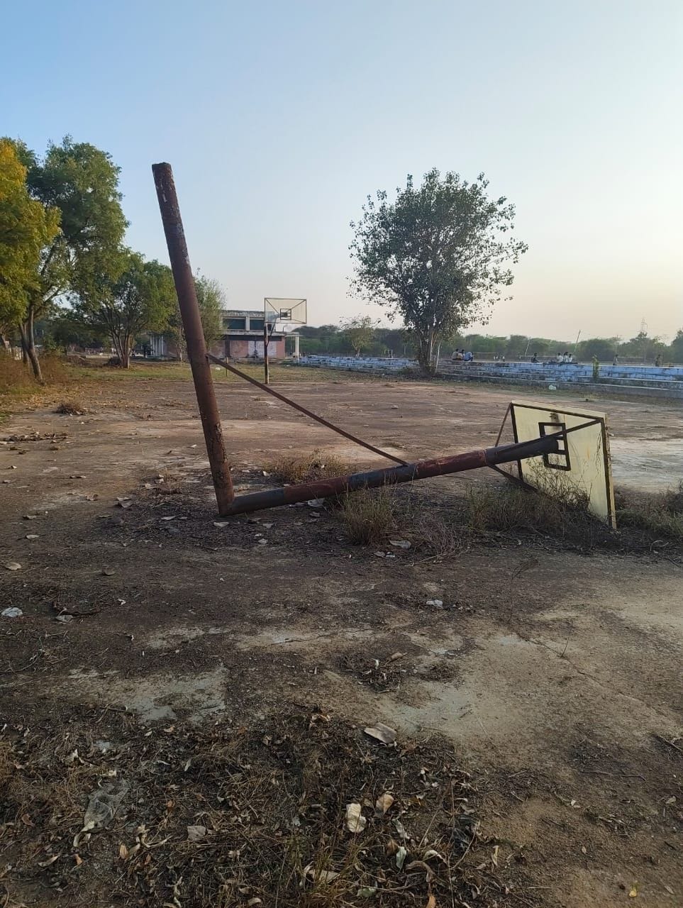 फोटो संख्या:68- राजीव गांधी खेल स्टेडियम पाली का भवन जर्जर अवस्था में--स्रोत- ग्रामीण