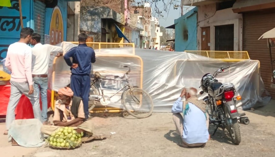 गलियों में कर दी गई बैरीकेडिंग। संवाद गलियों में कर दी गई बैरीकेडिंग। संवाद