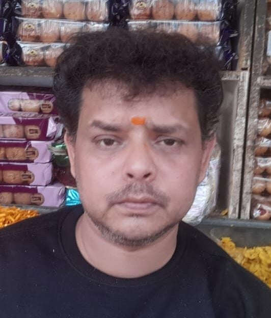 गोविंदगंज बाजार स्थित शोरूम में कपड़ों की खरीदारी करते हुए ग्राहक। संवाद गोविंदगंज बाजार स्थित शोरूम में कपड़ों की खरीदारी करते हुए ग्राहक। संवाद