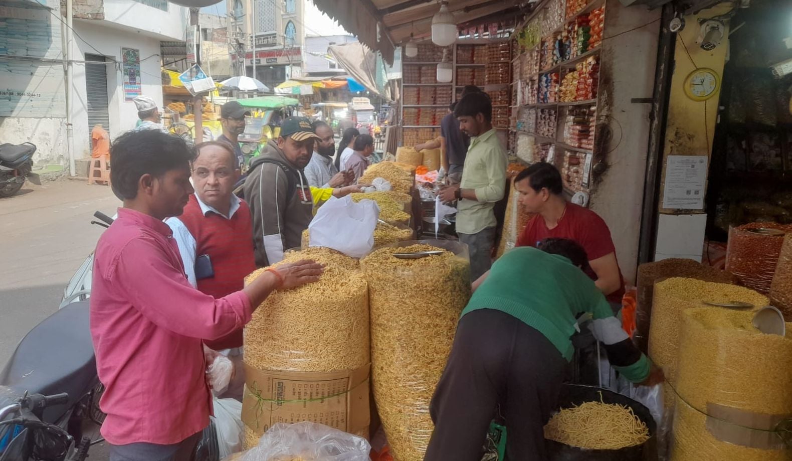गोविंदगंज बाजार स्थित शोरूम में कपड़ों की खरीदारी करते हुए ग्राहक। संवाद गोविंदगंज बाजार स्थित शोरूम में कपड़ों की खरीदारी करते हुए ग्राहक। संवाद