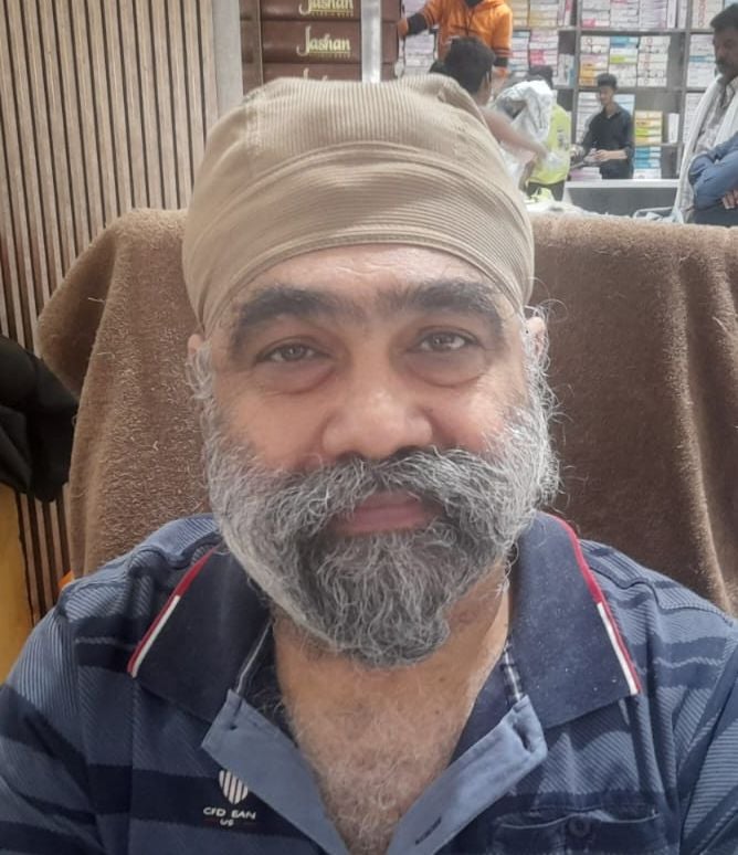 गोविंदगंज बाजार स्थित शोरूम में कपड़ों की खरीदारी करते हुए ग्राहक। संवाद गोविंदगंज बाजार स्थित शोरूम में कपड़ों की खरीदारी करते हुए ग्राहक। संवाद