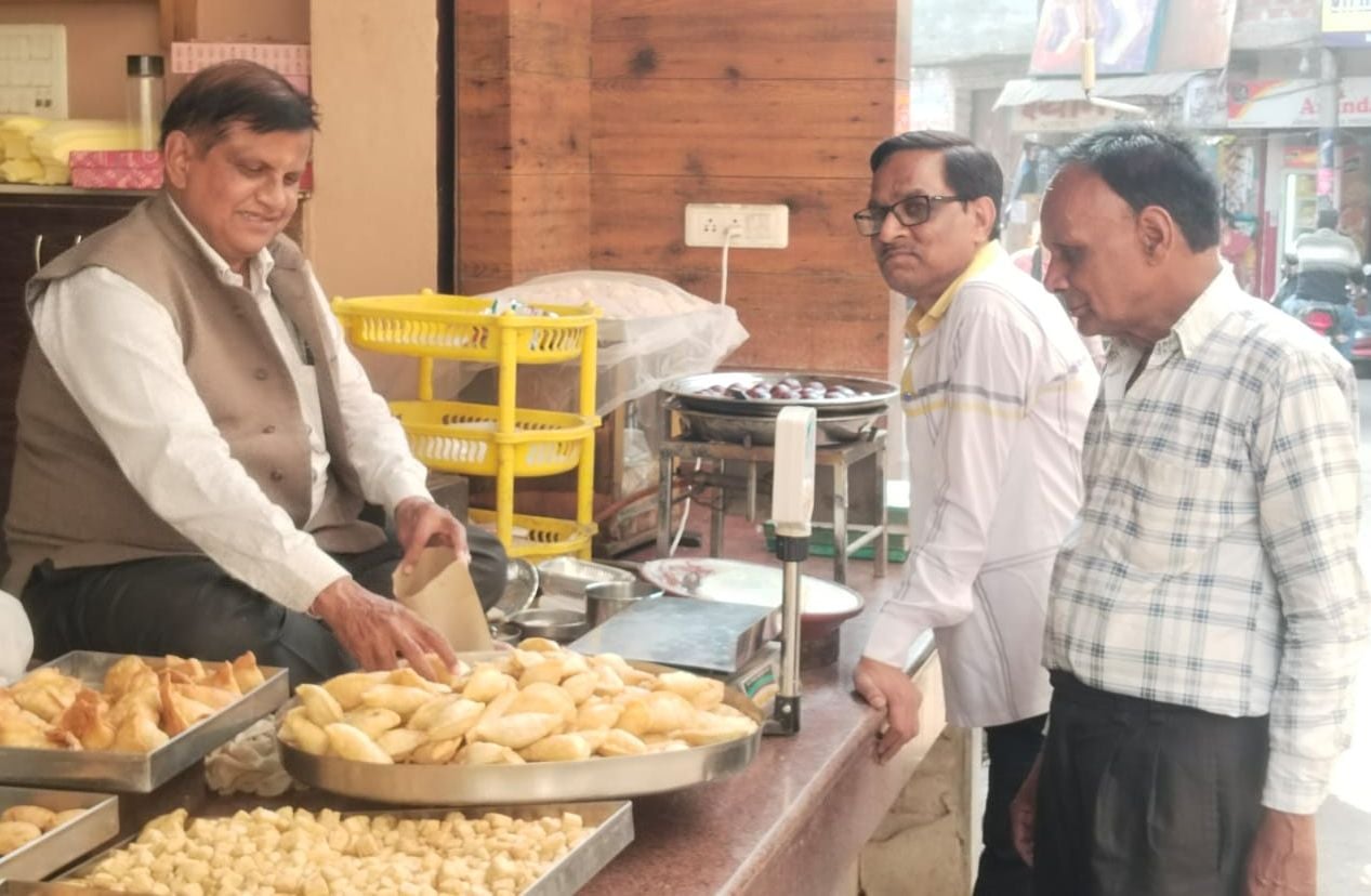गोविंदगंज बाजार स्थित शोरूम में कपड़ों की खरीदारी करते हुए ग्राहक। संवाद गोविंदगंज बाजार स्थित शोरूम में कपड़ों की खरीदारी करते हुए ग्राहक। संवाद