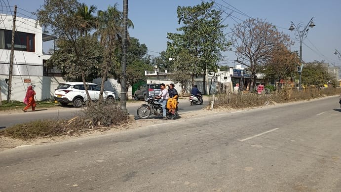 हाईवे पर पूर्व विधायक के पेट्रोल पंप के सामने बना अवैध कट। संवाद हाईवे पर पूर्व विधायक के पेट्रोल पंप के सामने बना अवैध कट। संवाद