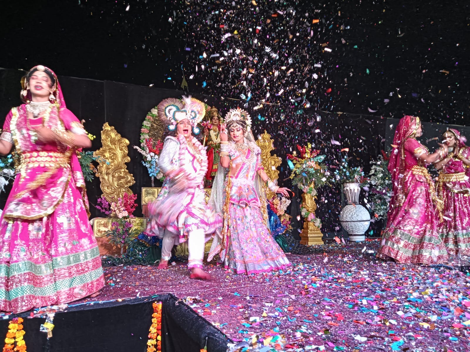 हल्दौर श्रीराधा कृष्णा सामाजिक सोसायटी के आयोजित कार्यक्रम में करतब दिखाते कलाकार स्रोत आयोजक।