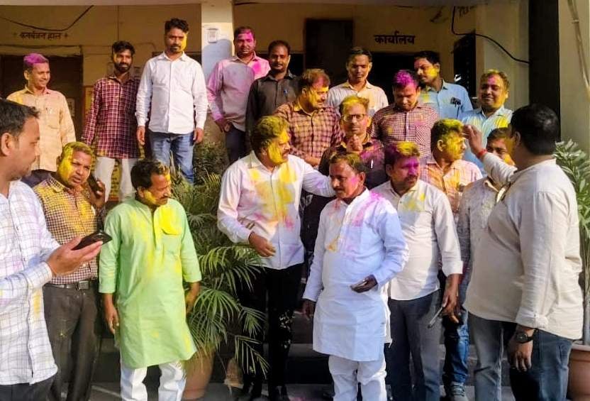 कचहरी में होली खेलते अधिवक्ता। संवाद