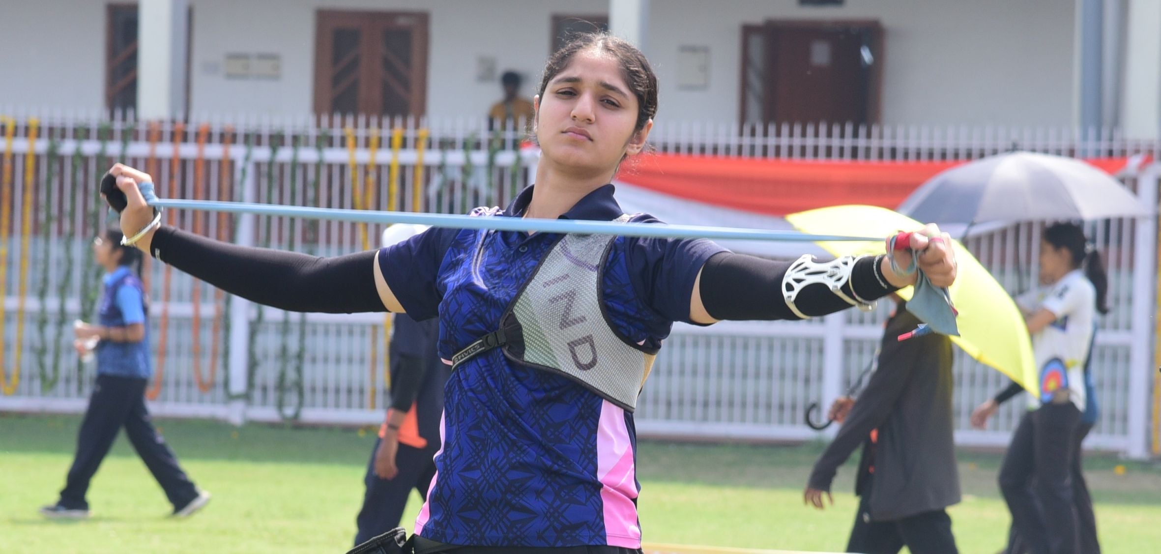 केडी सिंह बाबू स्टेडियम में मुकाबले के दाैरान निशाना साधतीं महिला खिलाड़ी। राष्ट्रीय महिला तीर
