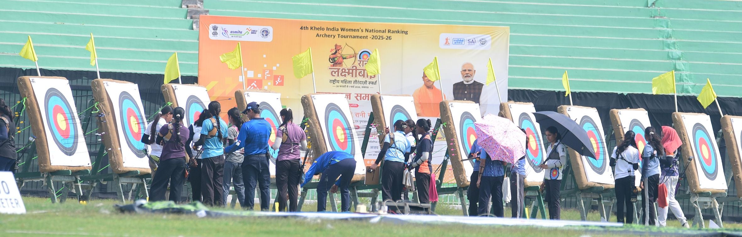 केडी सिंह बाबू स्टेडियम में मुकाबले के दाैरान निशाना साधतीं महिला खिलाड़ी। राष्ट्रीय महिला तीर
