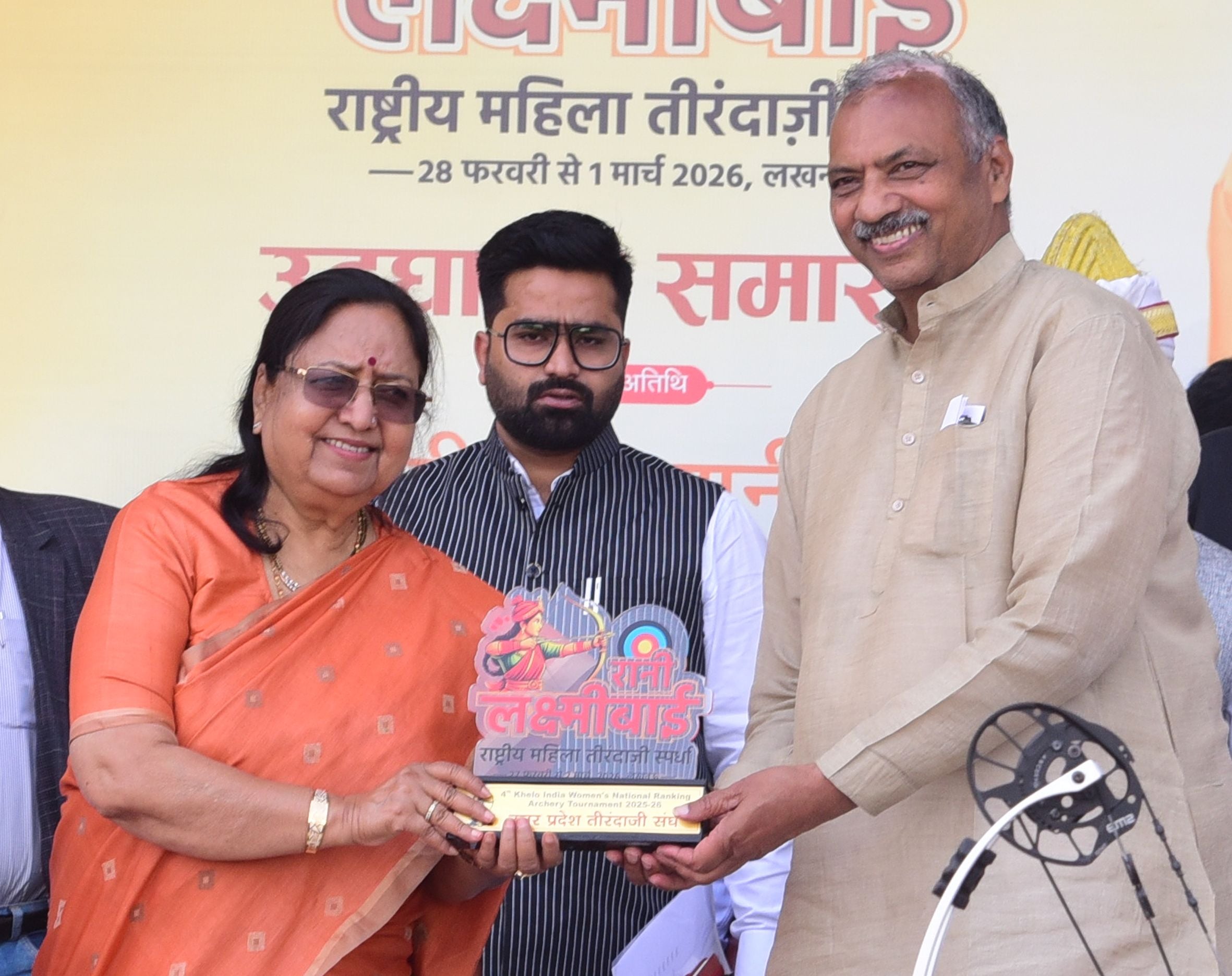 केडी सिंह बाबू स्टेडियम में मुकाबले के दाैरान निशाना साधतीं महिला खिलाड़ी। राष्ट्रीय महिला तीर