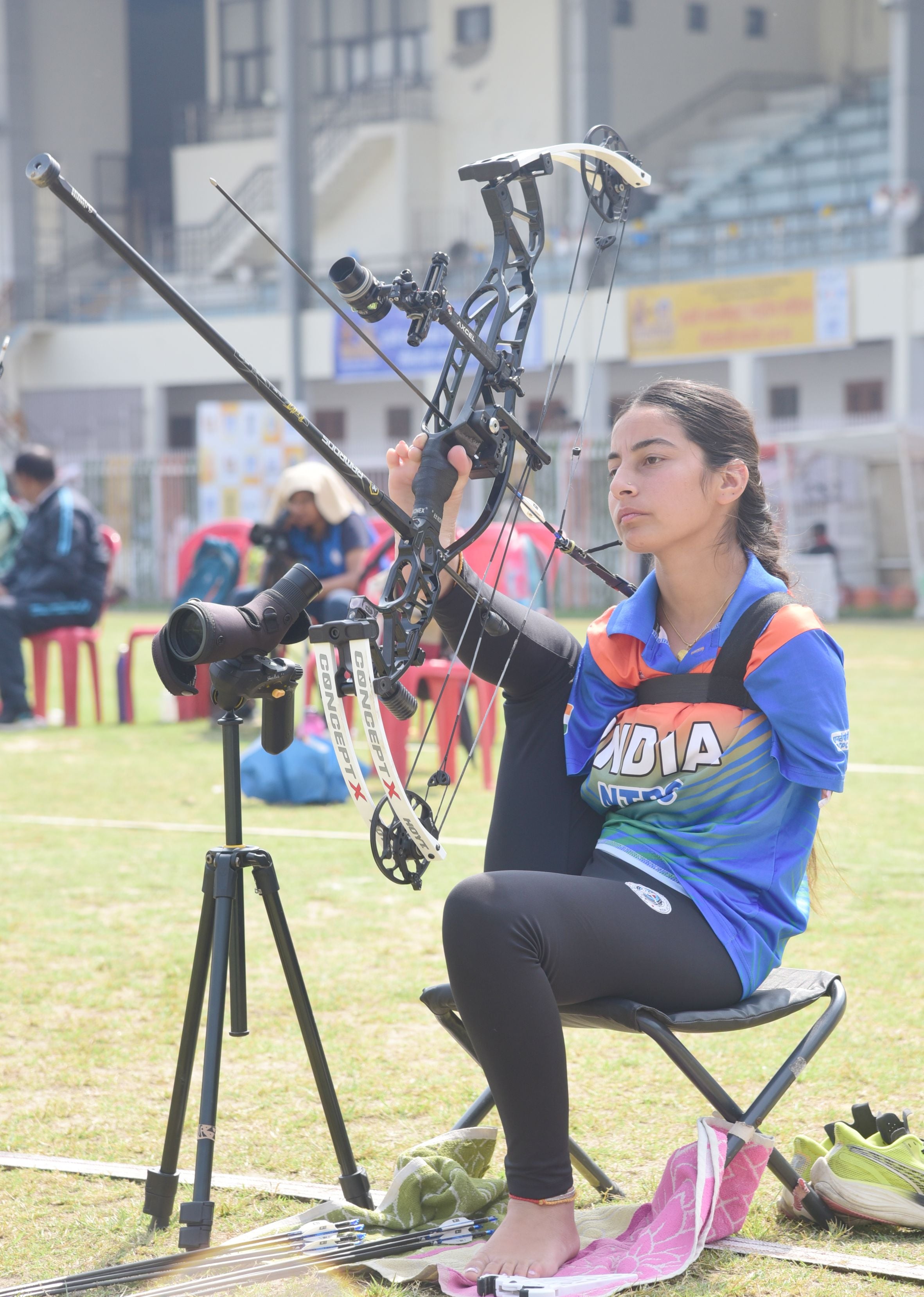 केडी सिंह बाबू स्टेडियम में मुकाबले के दाैरान निशाना साधतीं महिला खिलाड़ी। राष्ट्रीय महिला तीर