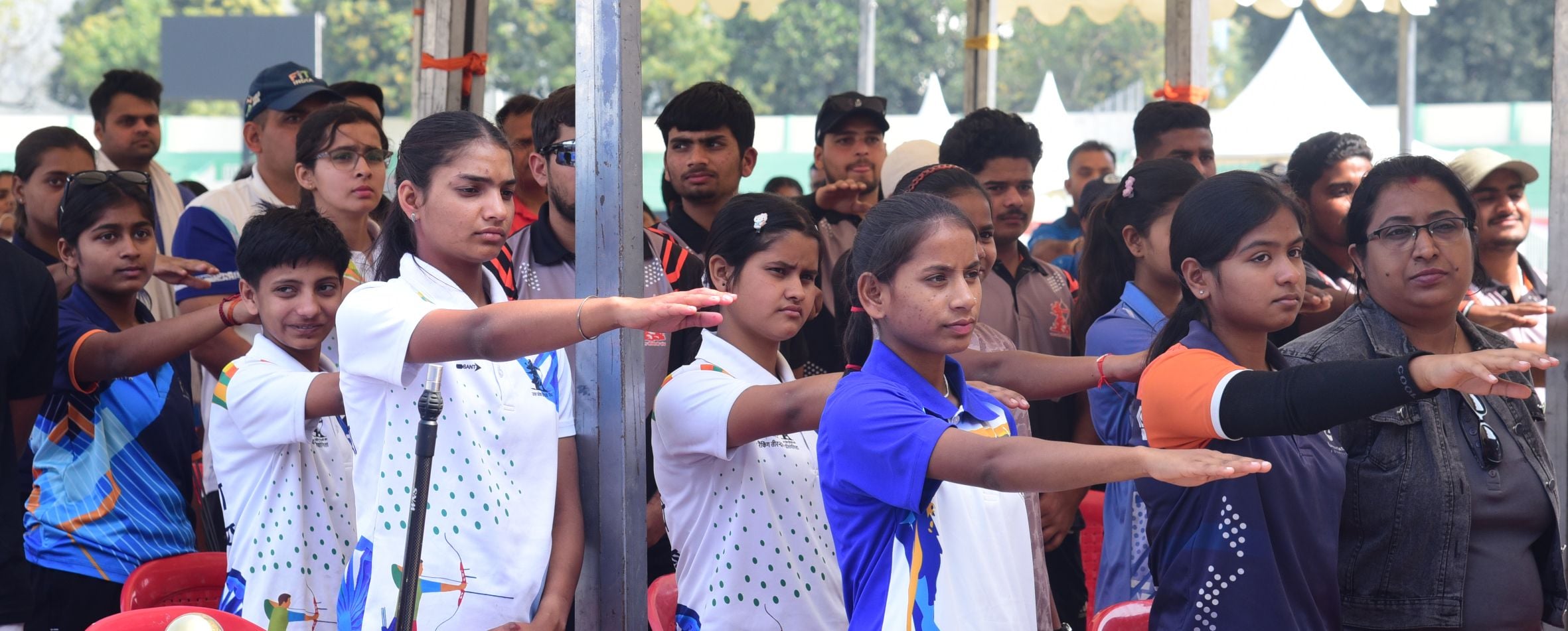केडी सिंह बाबू स्टेडियम में मुकाबले के दाैरान निशाना साधतीं महिला खिलाड़ी। राष्ट्रीय महिला तीर