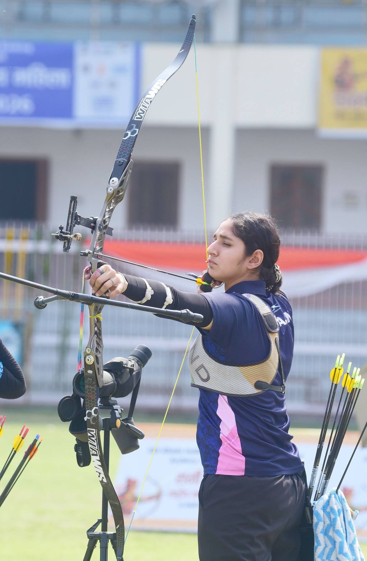 केडी सिंह बाबू स्टेडियम में मुकाबले के दाैरान निशाना साधतीं महिला खिलाड़ी। राष्ट्रीय महिला तीर