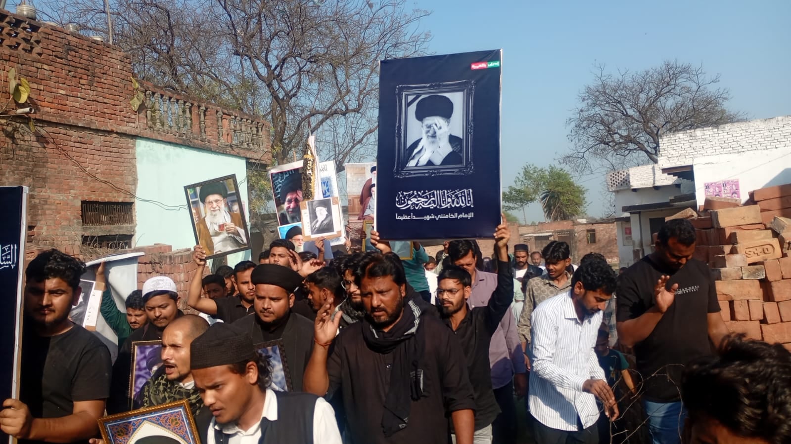 कल्लू के इमामबाड़ा में अमेरिका व इजरायल के खिलाफ विरोध प्रदर्शन करते शिया समुदाय के लोग। संवाद कल्लू के इमामबाड़ा में अमेरिका व इजरायल के खिलाफ विरोध प्रदर्शन करते शिया समुदाय के लोग। संवाद