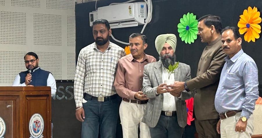 कुरुक्षेत्र। मुख्यातिथि को पौधा भेंट करते प्राचार्य व अन्य सदस्य। स्वयं कुरुक्षेत्र। मुख्यातिथि को पौधा भेंट करते प्राचार्य व अन्य सदस्य। स्वयं