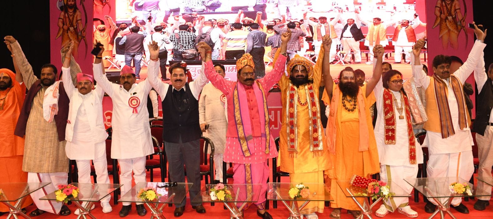 कार्यक्रम में पहुंचे लोग।
