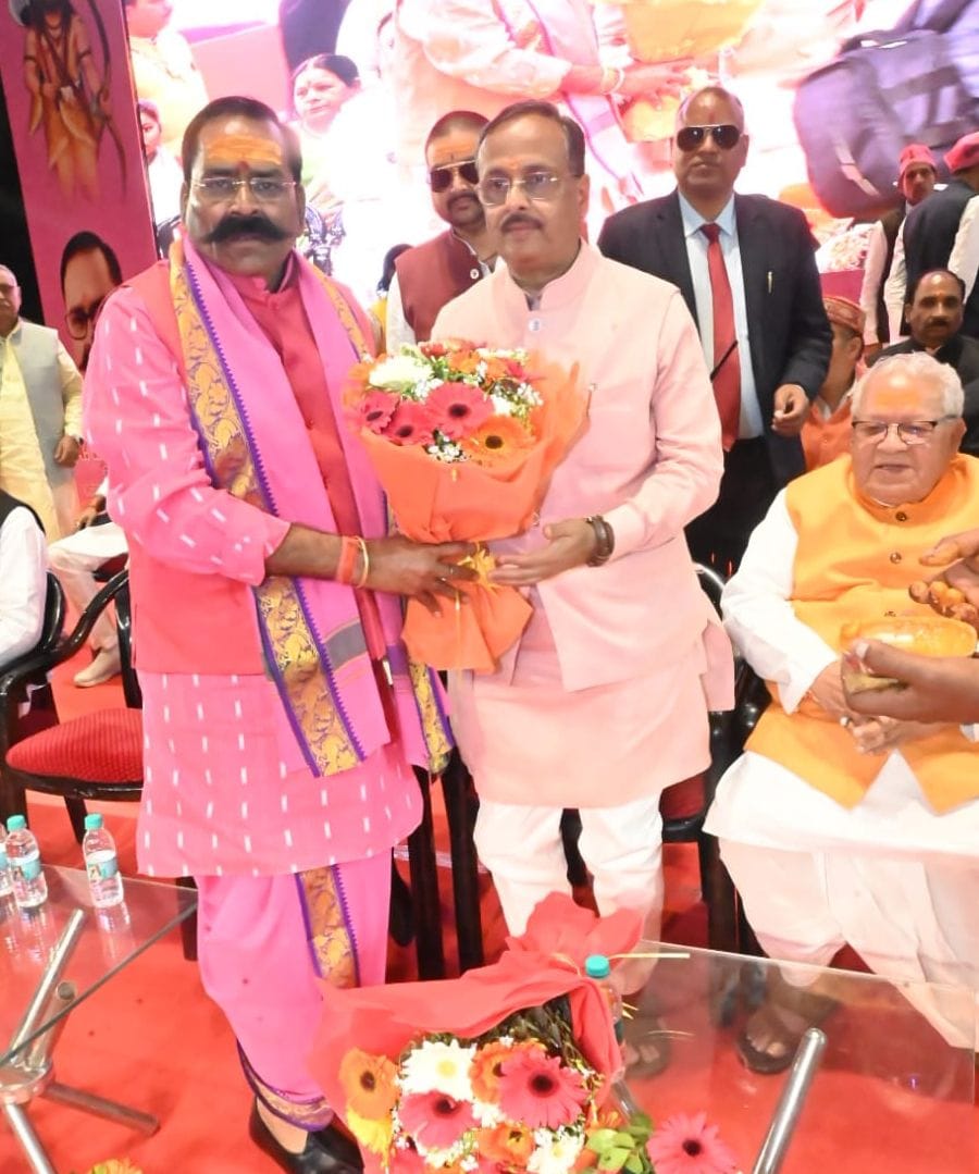कार्यक्रम में पहुंचे लोग।
