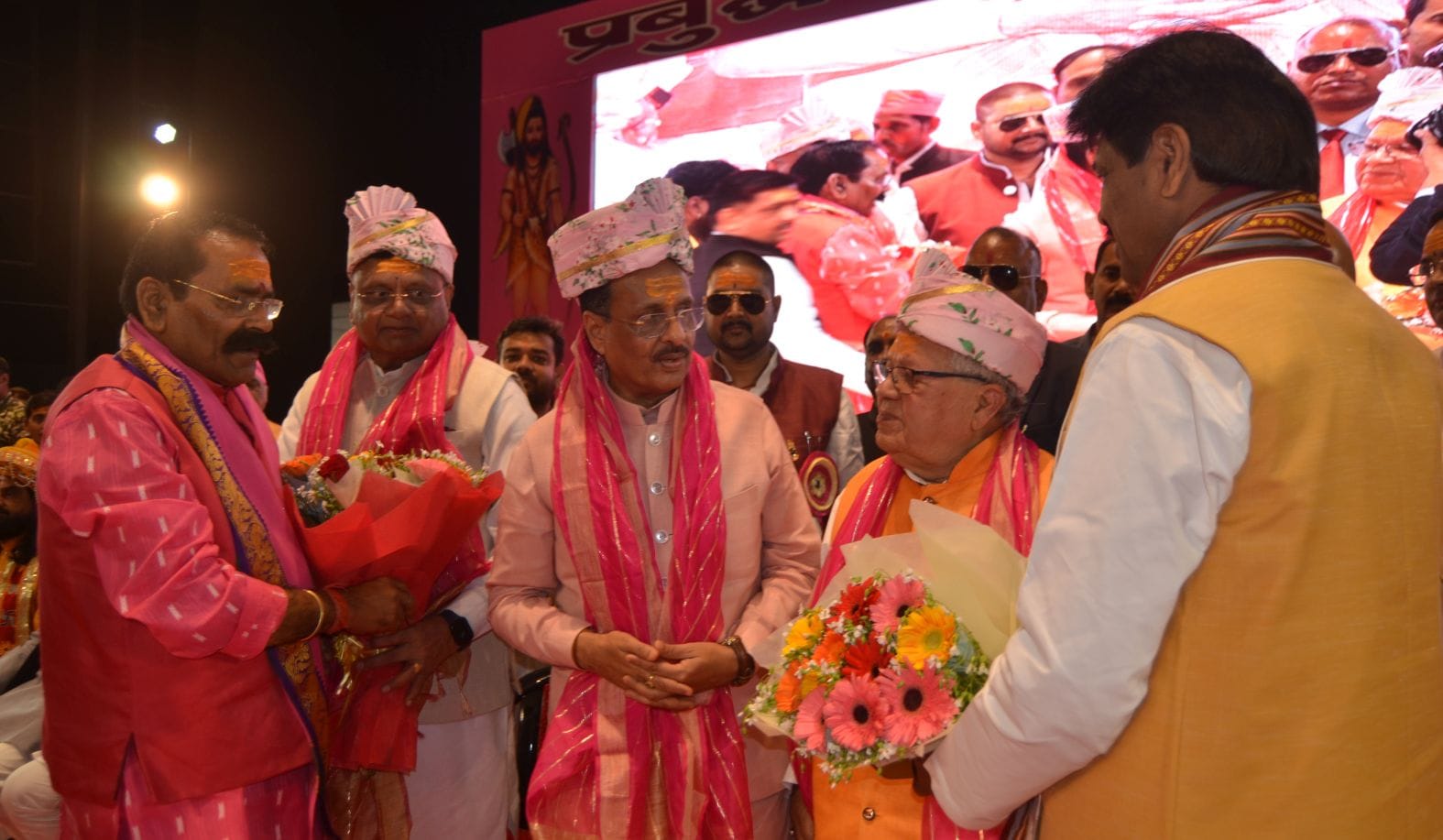 कार्यक्रम में पहुंचे लोग।