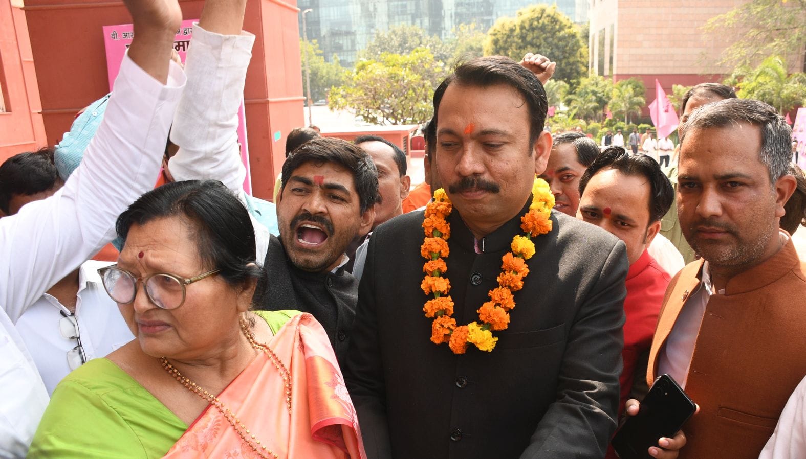 कार्यक्रम में पहुंचे लोग।