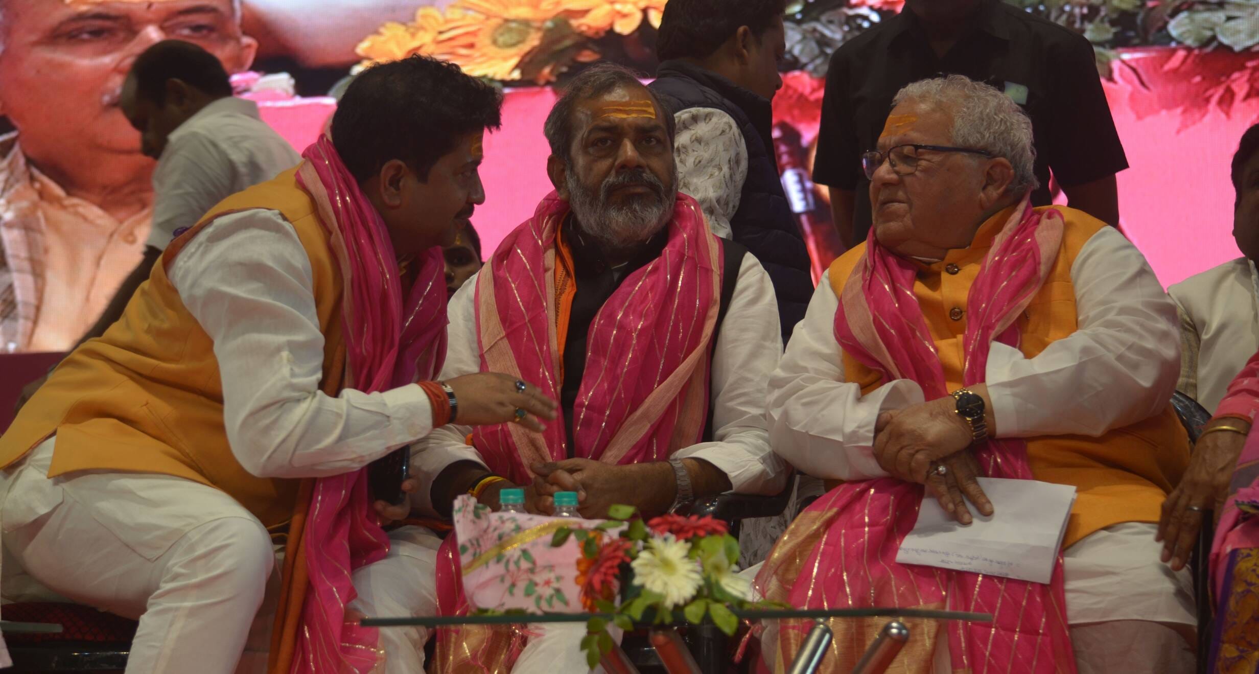 कार्यक्रम में पहुंचे लोग।