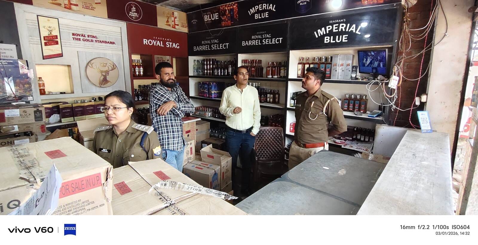 कस्बा फतेहाबाद के पंडित दीनदयाल चौक पर शराब की दुकान पर चैकिंग करती आवकारी पुलिस व फतेहाबाद पुल
