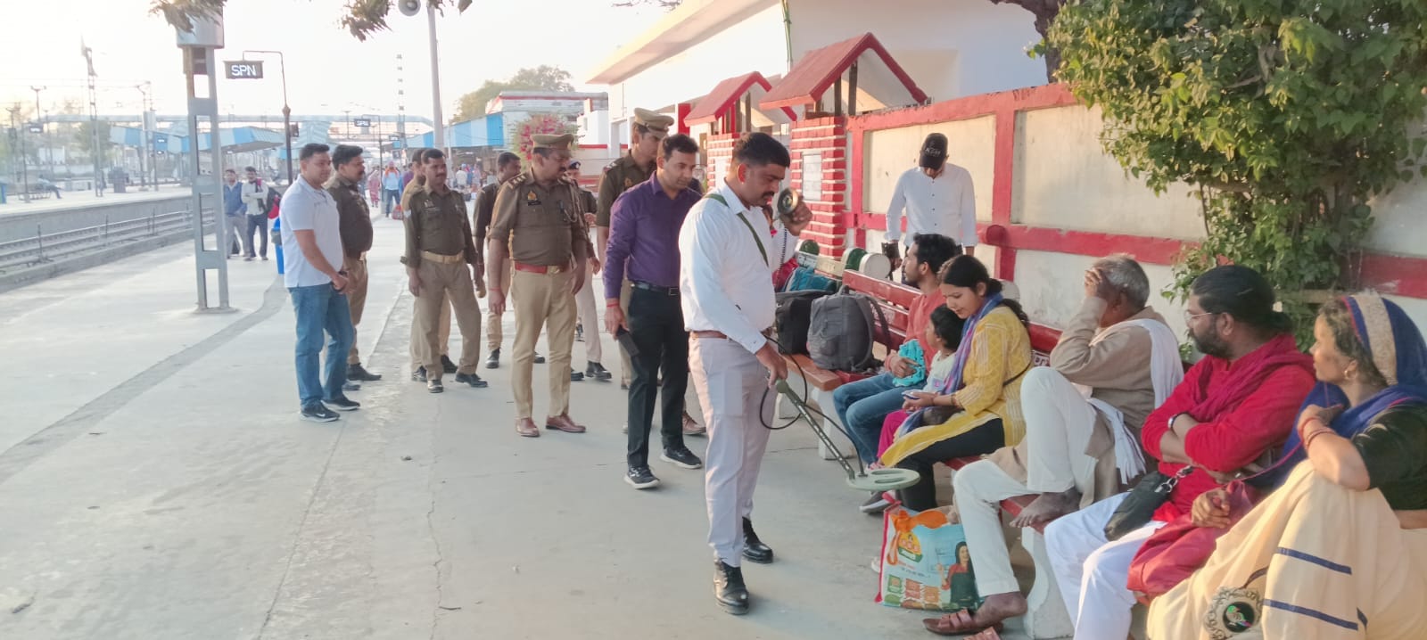 खुली जिप्सी से बड़े लाट साहब के जुलूस के रूट की सुरक्षा व्यवस्था देखते डीएम-एसपी। संवाद