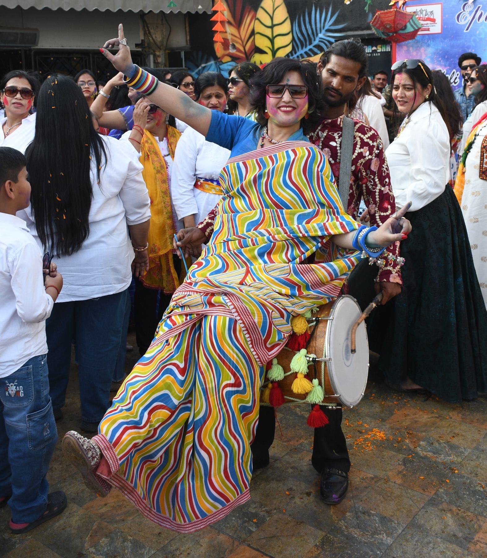 महिलाओं ने शनिवार को जमकर होली खेली। महिलाओं ने शनिवार को जमकर होली खेली।