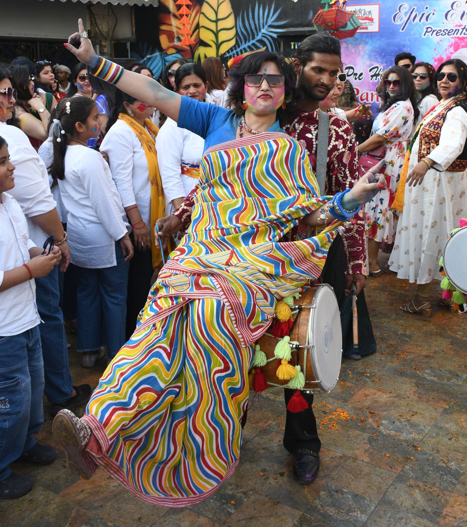 महिलाओं ने शनिवार को जमकर होली खेली। महिलाओं ने शनिवार को जमकर होली खेली।