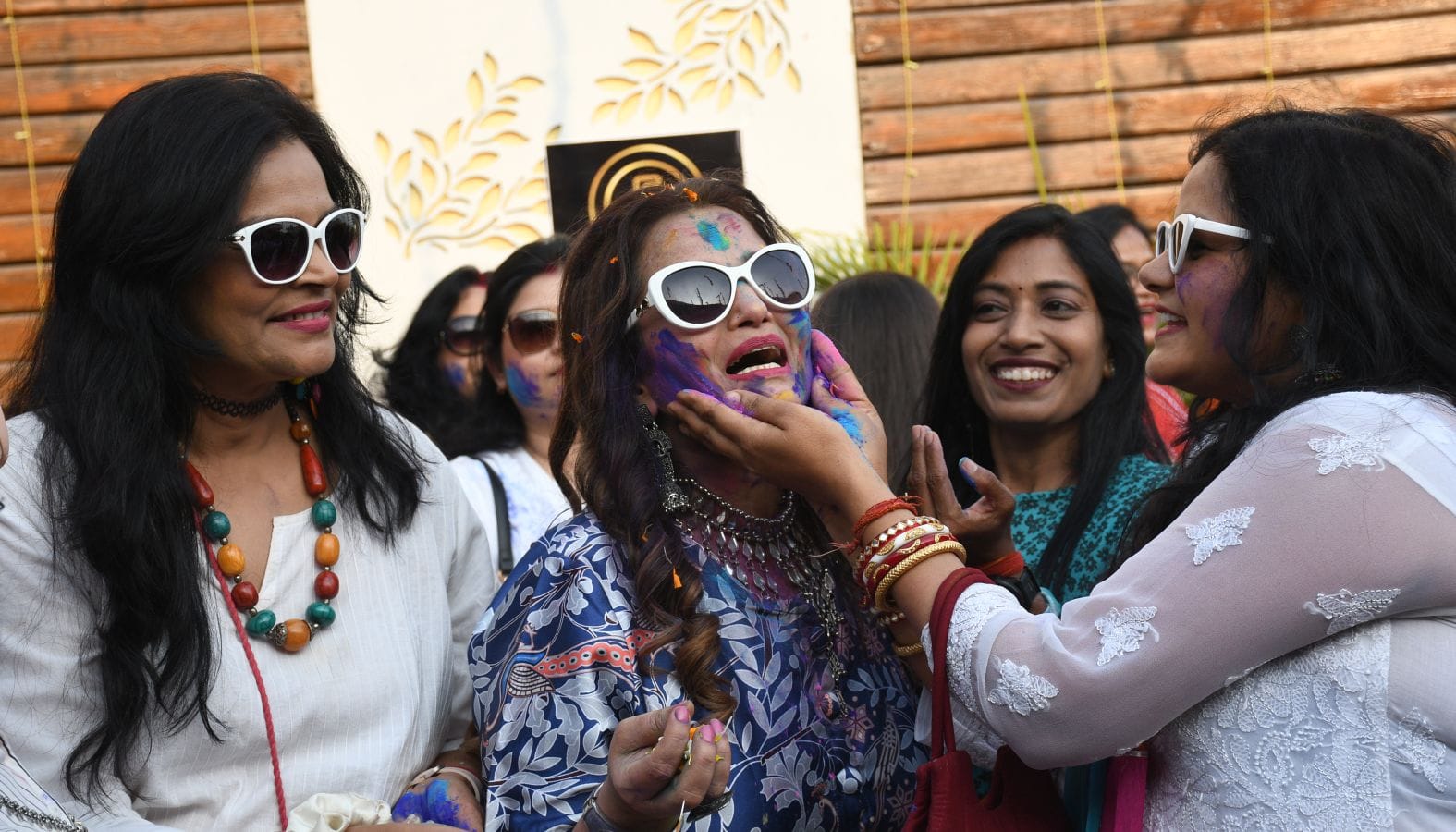 महिलाओं ने शनिवार को जमकर होली खेली। महिलाओं ने शनिवार को जमकर होली खेली।