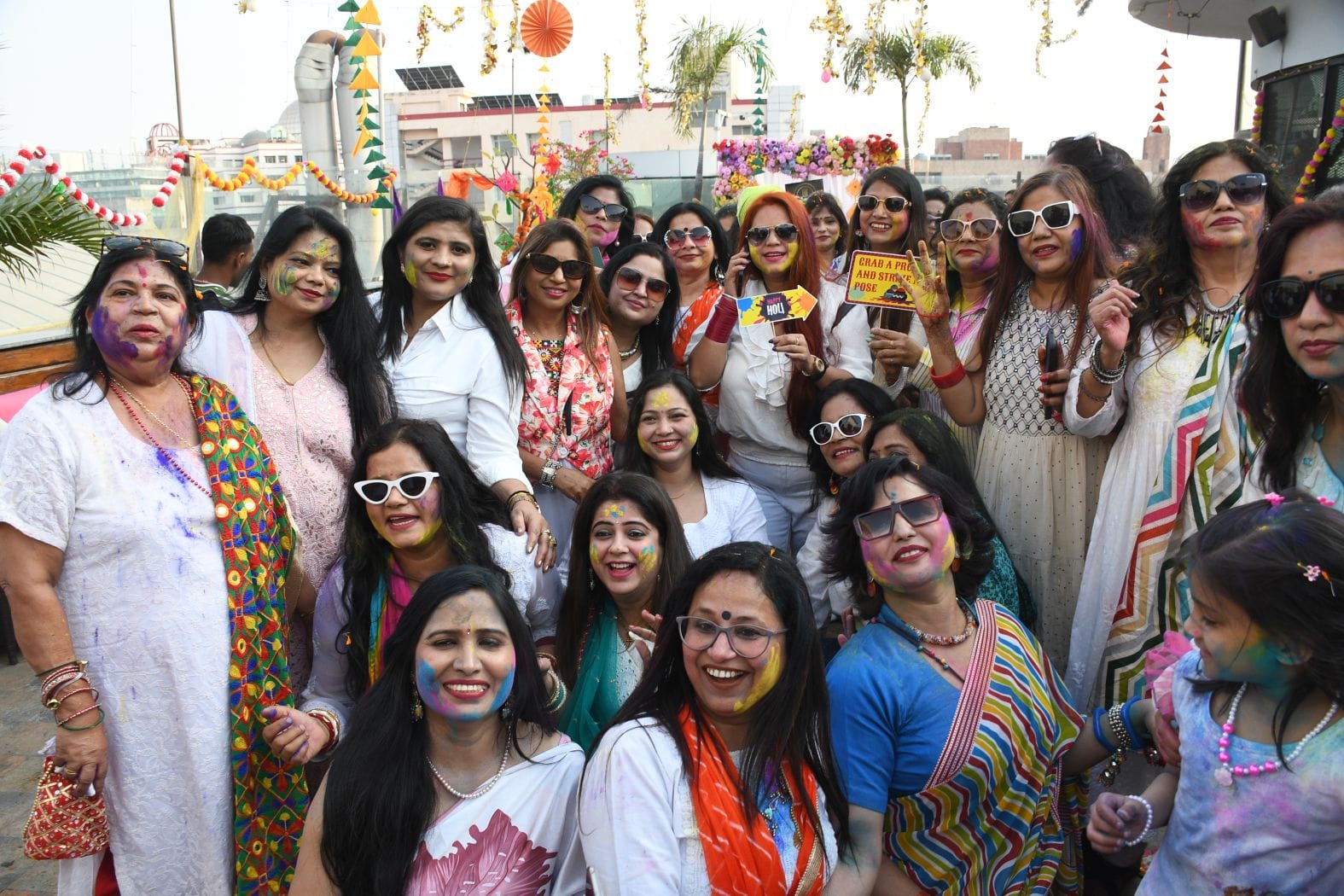 महिलाओं ने शनिवार को जमकर होली खेली। महिलाओं ने शनिवार को जमकर होली खेली।