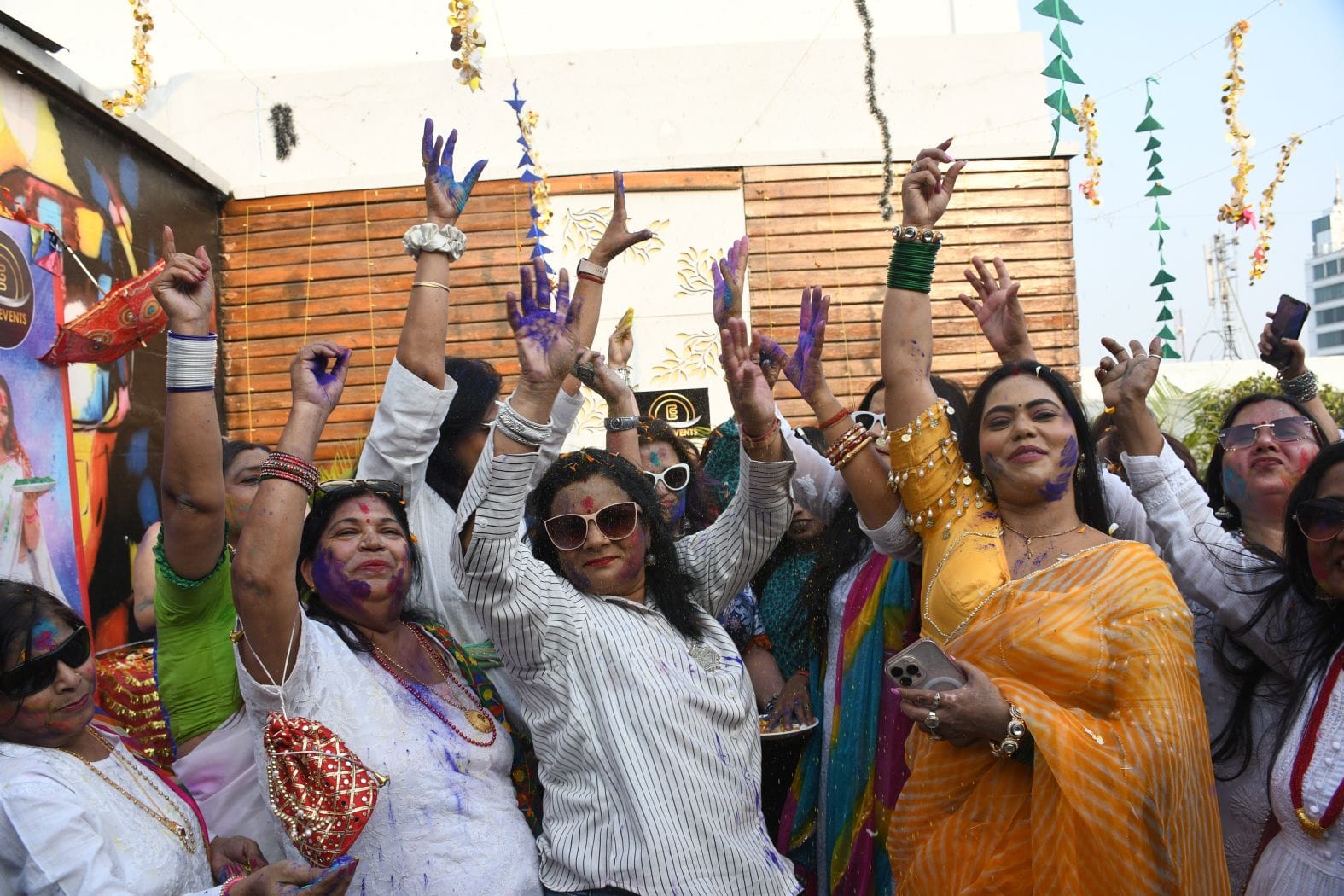 महिलाओं ने शनिवार को जमकर होली खेली। महिलाओं ने शनिवार को जमकर होली खेली।