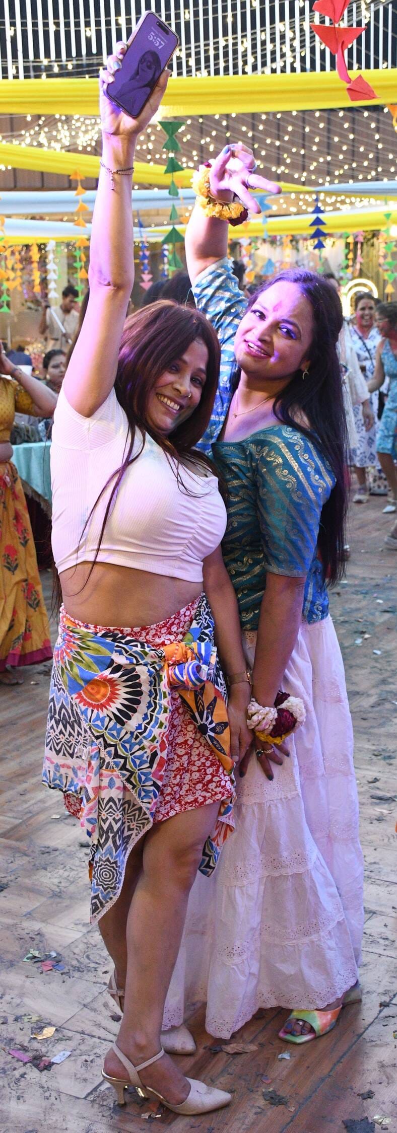 महिलाओं ने शनिवार को जमकर होली खेली। महिलाओं ने शनिवार को जमकर होली खेली।