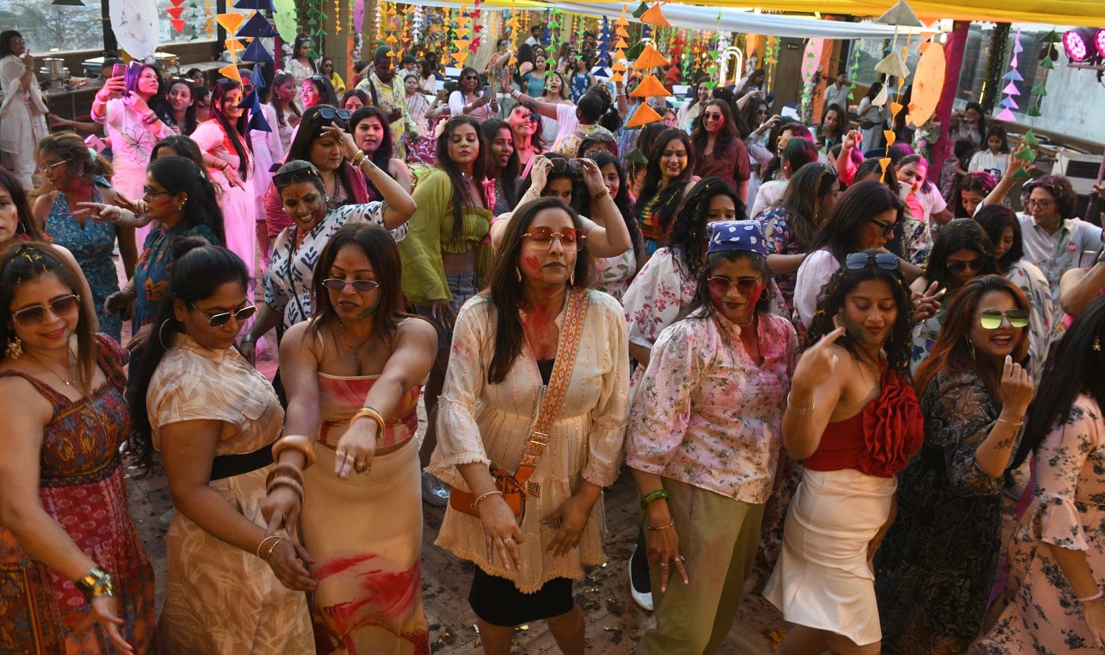 महिलाओं ने शनिवार को जमकर होली खेली। महिलाओं ने शनिवार को जमकर होली खेली।